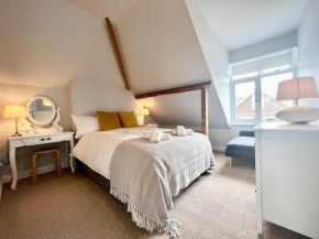 Quirky 2-bed flat w/ parking central Kingsbridge